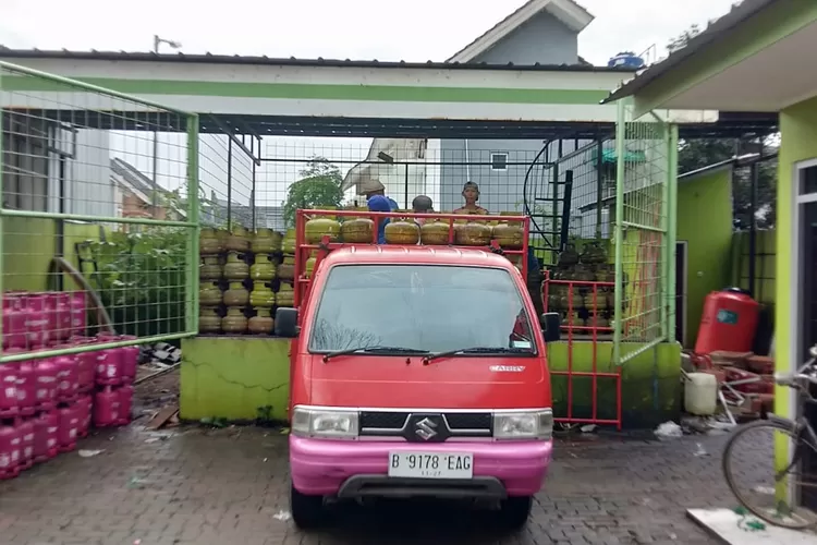 Salah satu tempat agen gas di Kota Depok, yang sedang bongkar muat. (ANDIKA EKA/RADAR DEPOK)