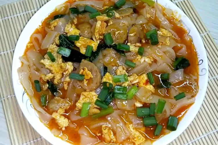 Resep sederhana kwetiau kuah pedas yang nikmat (Tangkapan layar Youtube Dapur Ike)