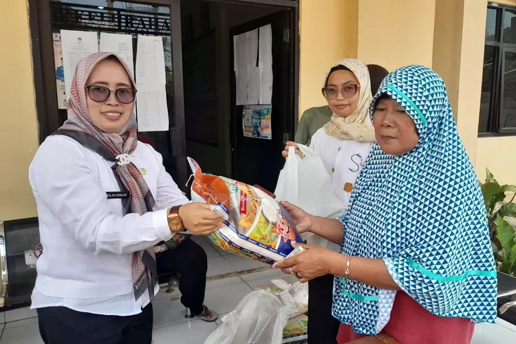 Proses penyaluran program CBP di Kelurahan Curug, Kecamatan Bojongsari, beberapa waktu lalu. (RADAR DEPOK)