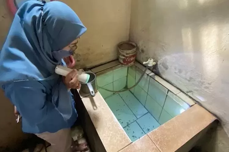 Salah satu upaya dalam mencegah timbulnya penyakit DBD, yakni memeriksa genangan air di lingkungan. (ANDIKA EKA/RADAR DEPOK)