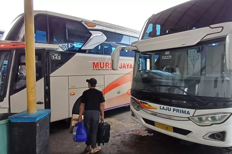 Suasana Terminal Tipe A Jatijajar menjelang masa Nataru 2025. (ANDIKA EKA/RADAR DEPOK)