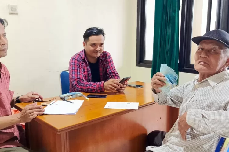 Salah Satu Warga Bojong Sari Saat Menerima Bantuan Sosial Pkh (Program Keluarga Harapan) Kelurahan Bojongsari, Kecamatan Depok, saat menerima bantuan sosial pkh (program Keluarga Harapan).  (RISKY DWI LESTARI/RADAR DEPOK)