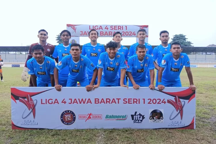 BERTANDING : Kesebelasan Depok Raya FC sebelum berlaga menghadapi Perkesit Cianjur di Stadion Merpati, Pancoranmas, Kota Depok, Kamis (19/12). (ALDY RAMA/RADAR DEPOK)