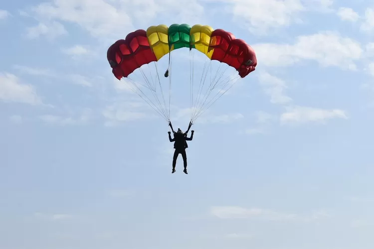 Sertu Ismail Doda saat sedang melakukan aksi terjun payung pada salah satu event olahraga.