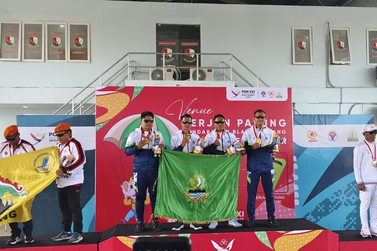 Penyerahan medali yang diberikan kepada Sertu Ismail Doda pada ajang PON Aceh-Sumut.