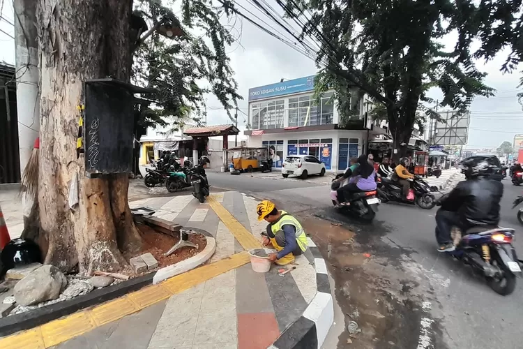 Proses perapian penataan trotoar yang berada di Jalan Komjen Pol M Yasin Akses UI, Kecamatan Cimanggis, Kota Depok. (ANDIKA EKA/RADAR DEPOK)