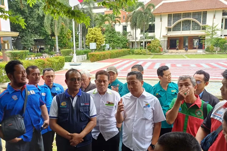 Ketua Serikat Buruh Depok, Wido Pratikno usai melaksanakan rapat Depeko UMK 2025 di Balaikota Depok. (ANDIKA EKA/RADAR DEPOK)