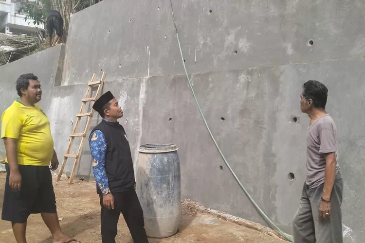 Lurah Pondok Petir, Kecamatan Bojongsari, Bahrudin saat meninjau langsung pengerjaan turap tahap pertama yang longsor di RW12 dan 13 Kelurahan Pondok Petir, Kecamatan Bojongsari.  (DOKUMEN KELURAHAN PONDOK PETIR)