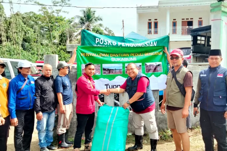 Tim Kelurahan Serua saat menyalurkan bantuan ke Desa Ciwalat, Kabupaten Sukabumi.  (DOKUMEN NARASUMBER)
