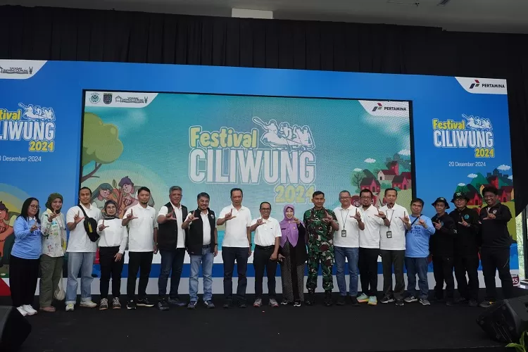 Suasana foto bersama pada acara Festival Ciliwung 2024 di UIII, Kecamatan Sukmajaya, Kota Depok pada Jumat, 20 Desember 2024. (AGNESYA WIANDA/RADAR DEPOK)