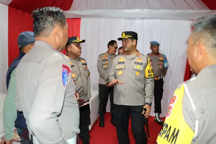 Kapolres Metro Depok, Kombes Arya Perdana meninjau salah satu posko pengamanan Nataru 2025 di Kota Depok. (DOKUMEN POLRES METRO DEPOK)