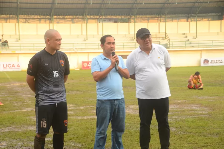 Wakil Walikota Depok terpilih, Chandra Rahmansyah (tengah), selepas menonton langsung laga derbi (duel tim sekota) lanjutan Liga 4 Seri 1 Jawa Barat, yang mempertemukan Depok Raya FC dan Persipu, Minggu (22/12) sore.  (JUNIOR/RADAR DEPOK)
