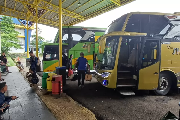 Suasana Terminal Jatijajar Kota Depok pada masa puncak mudik libur Nataru 2024/2025 (ANDIKA EKA/RADAR DEPOK)