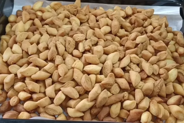 Cemilan biji ketapang tanpa kelapa yang simple (Tangkapan layar Youtube Mama Akbar Alicia)