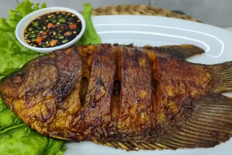 Resep sederhana ikan gurame bakar dengan teflon (Tangkapan layar Youtube CR COOK)