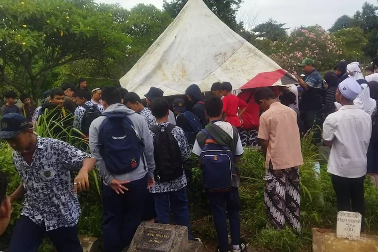 BERDUKA : Suasana pemakaman HPT di Pemakaman Lembah Abadi, Sukmajaya, Kamis (19/12). (DOK SMP PGRI 2 DEPOK)