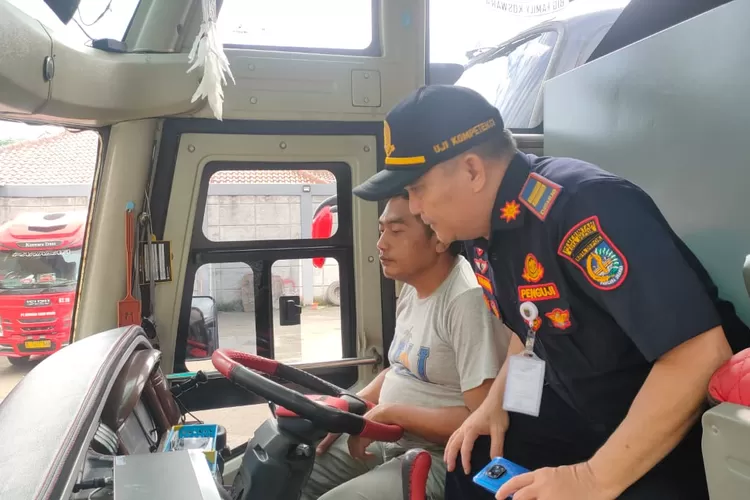 Petugas UPT PKB Dishub Depok melakukan inspeksi keselamatan Ramp Check di beberapa tempat. (ANDIKA EKA/RADAR DEPOK)