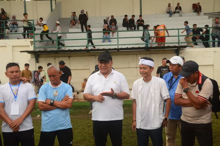 Manajer Depok Raya FC, Deny Kartika (empat dari kiri) dan Anggota DPRD Jawa Barat, Pradi Supriatna (tengah), selepas menyaksikan laga Depok Raya FC, di Stadion Merpati Depok.  (JUNIOR/RADAR DEPOK)