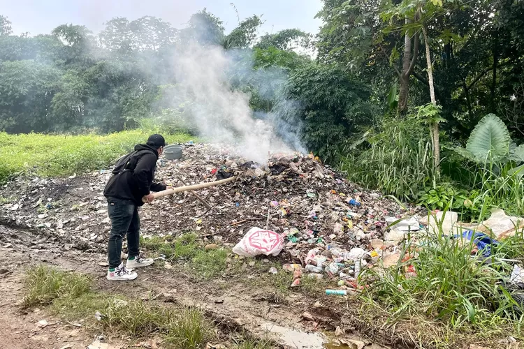 Timbunan sampah TPS Liar di Wilayah RT2/2 dan RT2/5 Kelurahan Curug, Kecamatan Bojongsari, Depok, Jumat (27/12). (RISKY DWI LESTARI/RADAR DEPOK)