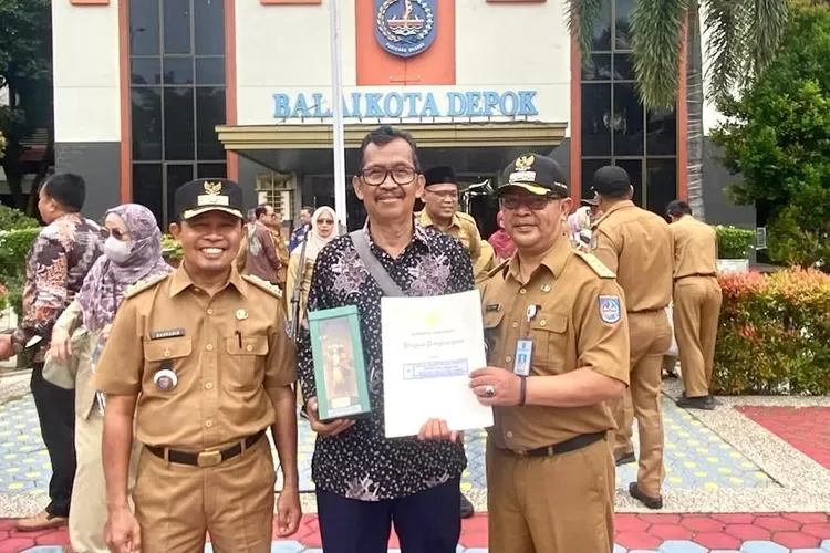 Momen seserahan penghargaan piagam Program Kampung Iklim (Proklim) RW9 Bersama Camat Bojongsari dengan Lurah Pondok Petir Bahrudin (kiri) dan Camat Bojongsari, Rijal Farhan (kanan), Senin (30/12) (RISKY DWI LESTARI/RADAR DEPOK)