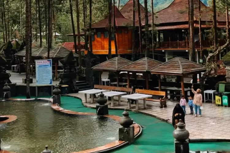 Kindahan resort dan pemandian air panas di Guci Tegal Jawa Tengah (Instagram/@guciforest_)