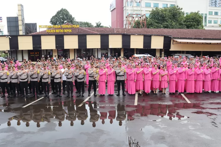 Polres Metro Depok melaksanakan upacara Korps Raport kenaikan pangkat bagi 179 personel, yang telah menunjukkan dedikasi dan kinerja terbaik dalam menjalankan tugas, di Lapangan Polres Metro Depok, Selasa (31/12).  