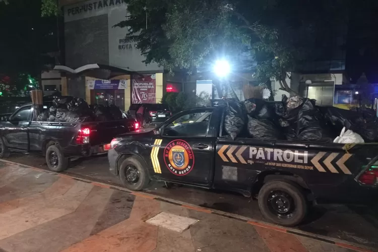 Foto pengangkutan sampah oleh armada DLHK Kota Depok pada malam pergantian tahun baru. (ANDIKA EKA/RADAR DEPOK)