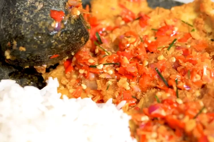 Telur geprek krispi yang nikmat dimakan dengan nasi hangat (Tangkapan layar Youtube Ade Koerniawan)