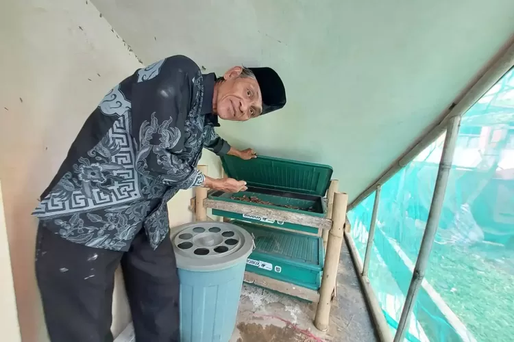 Pegawai Kelurahan Cilangkap menunjukan pengolahan sampah organik menggunakan metode magot.  (ISTIMEWA)