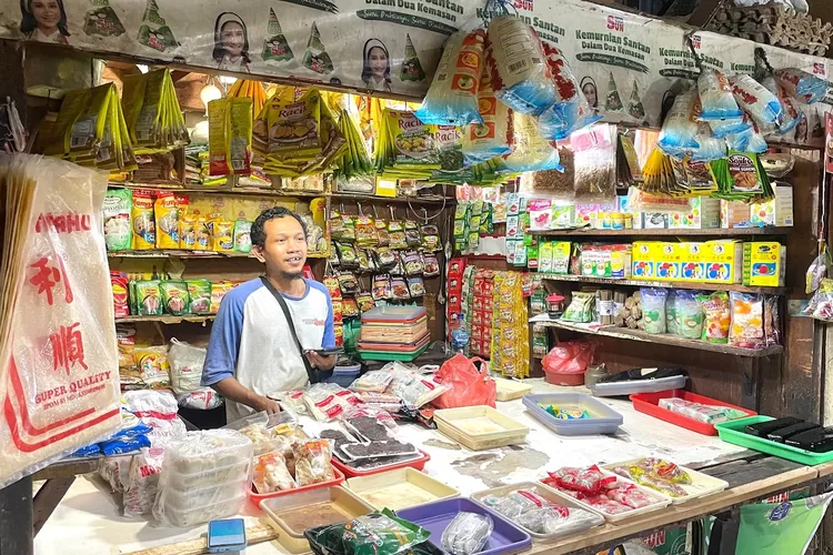 Salah seorang pedagang sembako melayani pembeli di Pasar Depok Jaya, Jalan Nusantara Raya, Kelurahan Depok Jaya, Kecamatan Pancoranmas, Kota Depok, Jumat (3/1). (RISKY DWI LESTARI/RADAR DEPOK)