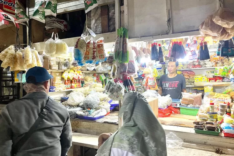 Pedagang sembako di Pasar Depok Jaya, Jalan Nusantara Raya Kelurahan Depok Jaya Kecamatan Pancoran Mas, Kota Depok. Jumat (3/1).  (RISKY DWI LESTARI/RADAR DEPOK)
