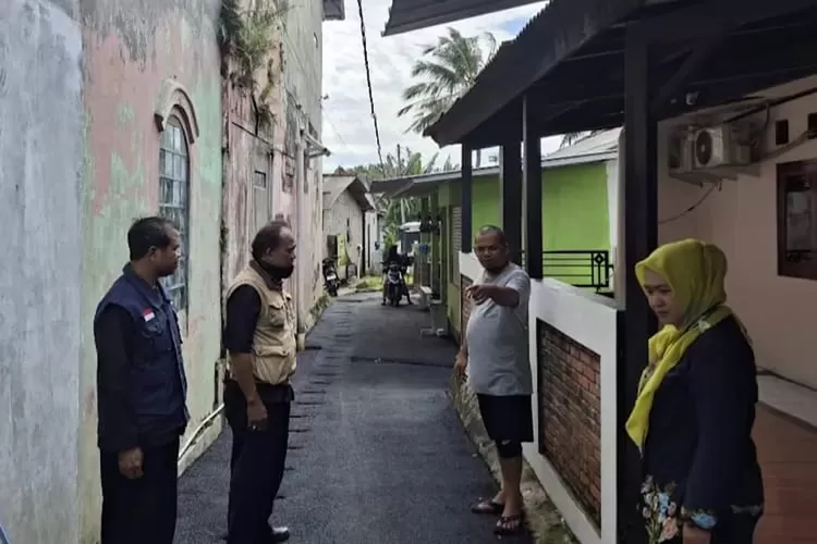 PROYEK : Kasi Ekbang Kelurahan Sawangan, Lisnamanawati (kanan), didampingi Kasi Pemtrantib Kelurahan Sawangan, Filipe Suares (kiri) dan Kasi Ekbang Kecamatan Sawangan, meninjau kegiatan fisik. (RISKY DWI LESTARI/RADAR DEPOK)