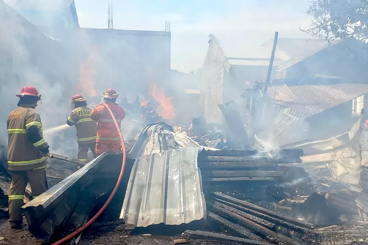 Pemadam kebakaran berupaya memadamkan api yang berkobar bersebelahan dengan Mts Assa&rsquo;adatain Jalan Serua Raya Kelurahan Serua, Kecamatan Bojongsari, Senin (6/1) (RISKY DWI LESTARI/RADAR DEPOK)