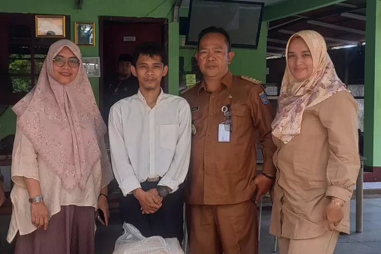 Camat Bojongsari, Rijal Farhan saat memberikan bantuan beras dalam program GPS kepada Panti Asuhan Wisma Karya Bakti (Otista) di Kelurahan Curug, beberapa waktu lalu (DOKUMEN NARASUMBER)