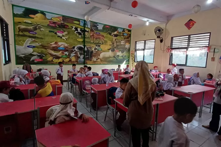 ILUSTRASI : Suasan belajar mengajar di SDN Depok Jaya 1, beberapa waktu lalu (ISTIMEWA)