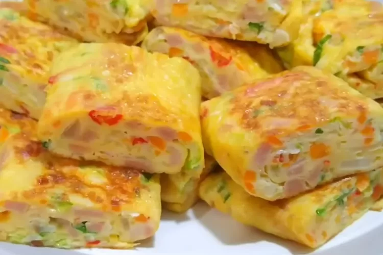 Telur dadar sayur yang simple untuk bekal anak sekolah (Tangkapan layar Youtube Risna di DWD)