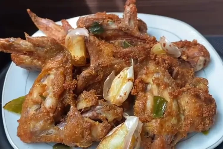 Resep ayan goreng gurih untuk ide bekal suami yang parktis (Tangkapan layar Youtube CHECHE KITCHEN)