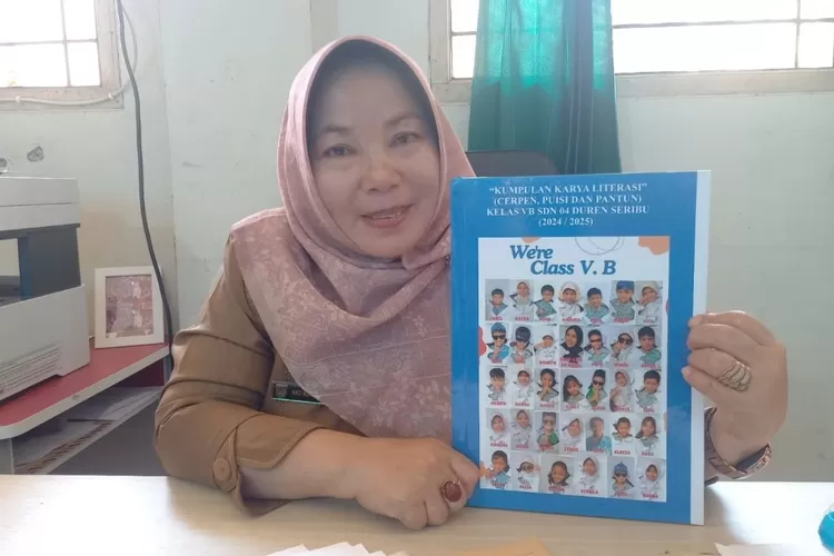 Kepala SDN Duren Seribu 4, Hati Nurhayati memperlihatkan karya literasi siswa kelas 5 berupa cerpen, pantun dan puisi dalam bentuk buku (ISTIMEWA)