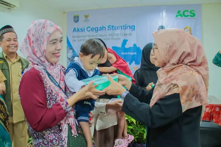 Ketua TP PKK Kota Depok, Elly Farida memberikan makanan sehat dan bergizi kepada peserta program di Wisma Hijau, Kelurahan Mekarsari, Kecamatan Cimanggis, Kota Depok, Senin (6/1). (ISTIMEWA)