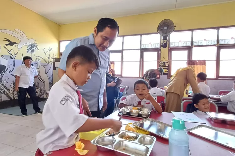 Wakil Walikota Depok terpilih, Chandra Rahmansyah saat berbincang dengan anak-anak di sekolah saat menerima program Makan Bergizi Gratis di SDN Cilangkap 5, Kota Depok (ANDIKA EKA MAULANA/RADAR DEPOK)