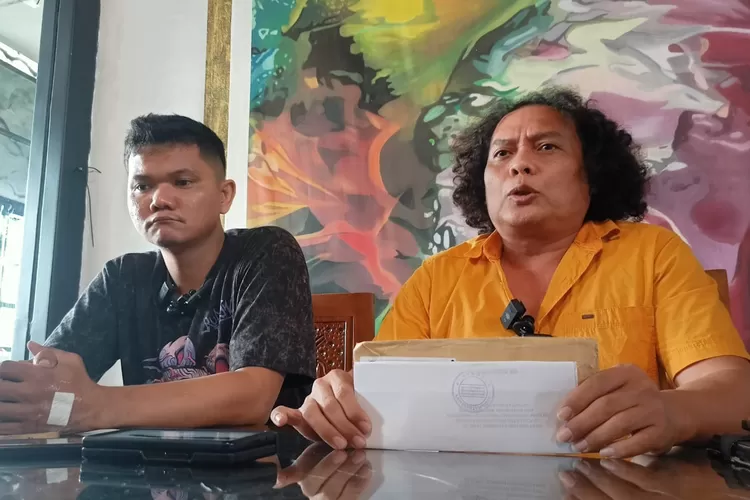 Praktisi hukum Deolipa Yumara (kanan) bersama Sandi Butar Butar