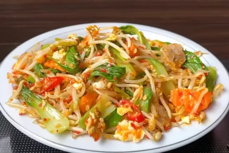 Resep olahan sayur gampang yang enak, sayur tauge sawi (Tangkapan layar Youtube CHECHE KITCHEN)