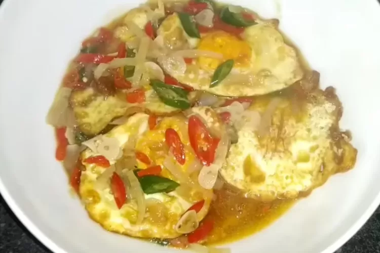 Telur ceplok kuah pedas gurih untuk menu masakan harian (Tangkapan layar Youtube BISNIS IBU RUMAH TANGGA)