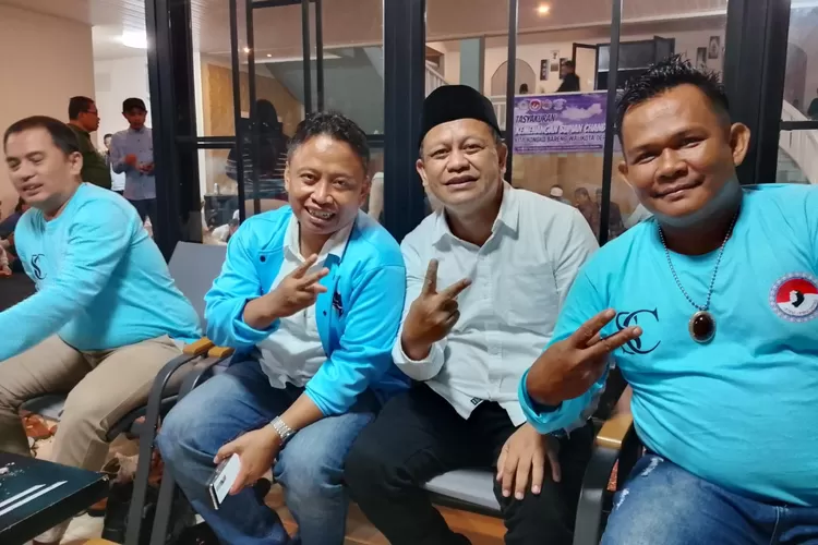 Walikota Depok terpilih, Supian Suri (kedua dari kiri) dan Pembina Majelis Taklim Al Mubarok 33, Mahfudin Abe (kedua dari kanan) saat foto bersama dari Tasyakuran Paguyuban Perigi, Kecamatan Sawangan.  (DOKUMEN NARASUMBER)
