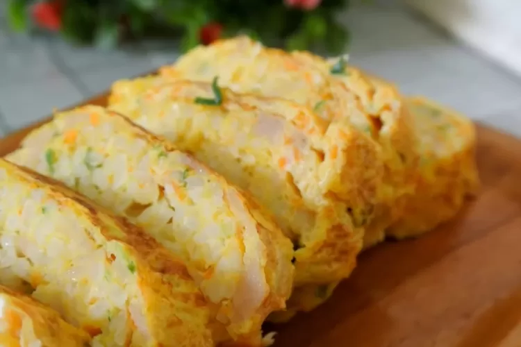 Resep bekal anak yang simple, nasi gulung telur (Tangkapan layar Youtube Mama Qiyya)