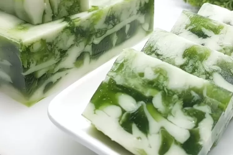 Cantiknya puding marmer pandan santan yang cocok untuk cemlan dan sajian (Tangkapan layar Youtube DAPUR NAJWA)