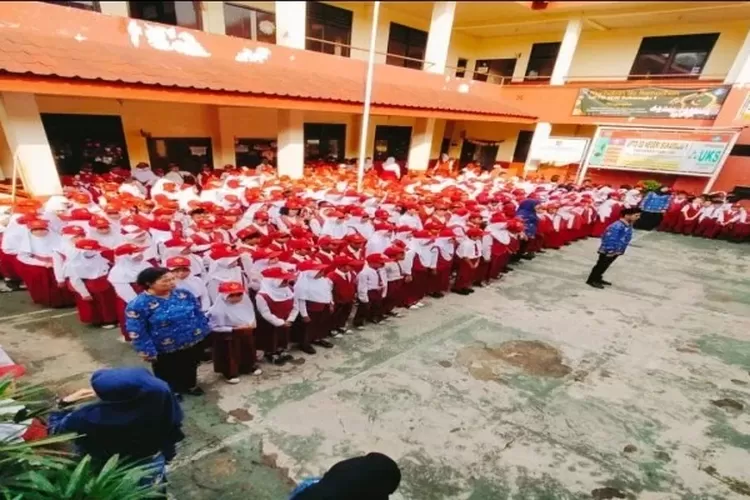 ILUSTRASI Suasana upacara bendera di gedung SDN Sukamaju 1 (ISTIMEWA)