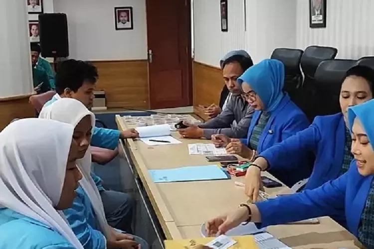 Para siswa SMA/SMK/MA yang menerima bansos KDS pendidikan di Aula Kantor Bank BJB Jalan Margonda Depok, beberapa waktu lalu. (ISTIMEWA)