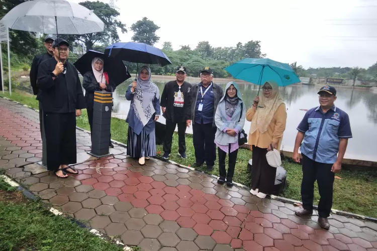 Komisi C DPRD Kota Depok dan jajaran Pemkot Depok saat meninjau pencemaran lingkungan yang terjadi di Situ Bahar, Kelurahan Sukamaju, Kecamatan Cilodong, Kamis (9/1). (AGNESYA WIANDA/RADAR DEPOK)