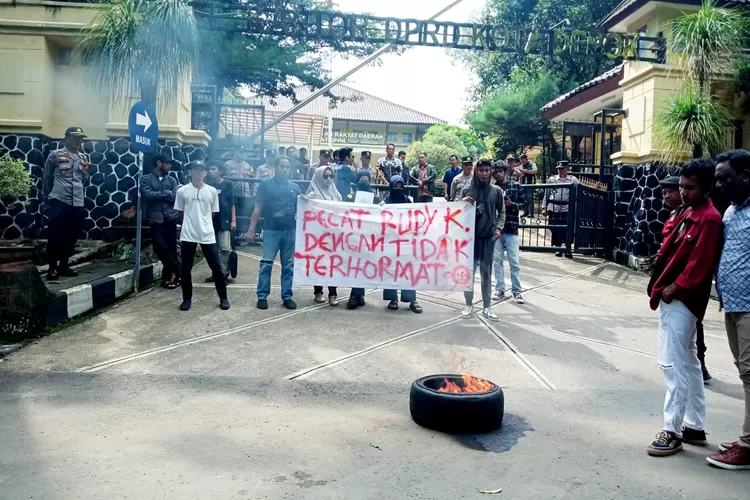 TINDAKAN : Aksi demonstrasi menuntut RK agar dipecat dari anggota DPRD Kota Depok. Aksi ini dilakukan di depan Gedung DPRD Kota Depok, Jumat (10/1). (RADAR DEPOK)